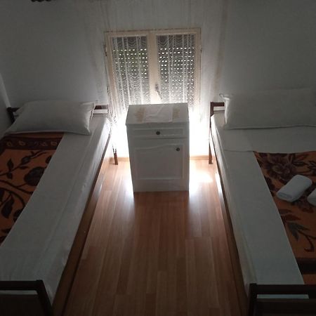 Hostel Vera - Airport Podgorica Mitrovici  Zimmer foto
